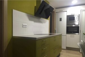 Reforma de cocina en color verde