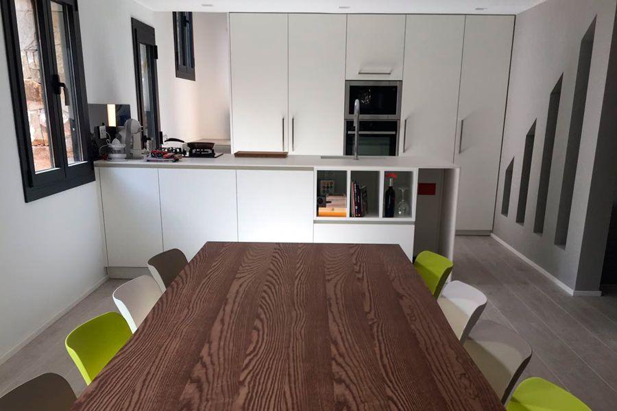 Mesa de diseño en reforma de cocina en Argentona