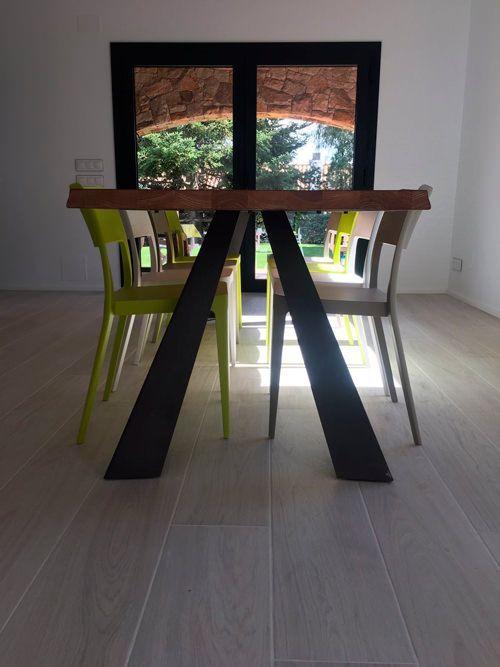 Mesa de diseño en reforma de cocina en Argentona