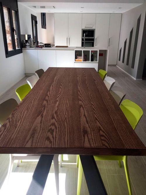 Mesa de diseño en reforma de cocina en Argentona