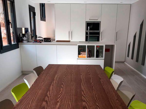 Mesa de diseño en reforma de cocina en Argentona
