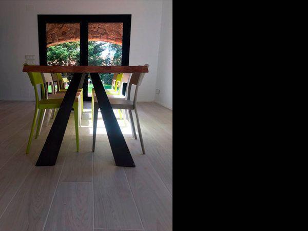 Mesa de diseño en reforma de cocina en Argentona