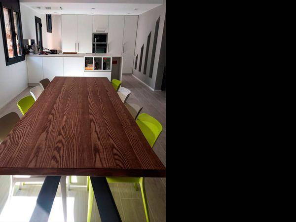 Mesa de diseño en reforma de cocina en Argentona