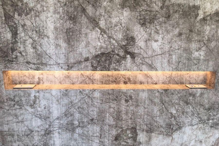 Hornacina decorativa y baño en suite de una reforma en Argentona