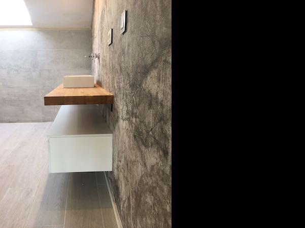 Hornacina decorativa y baño en suite de una reforma en Argentona