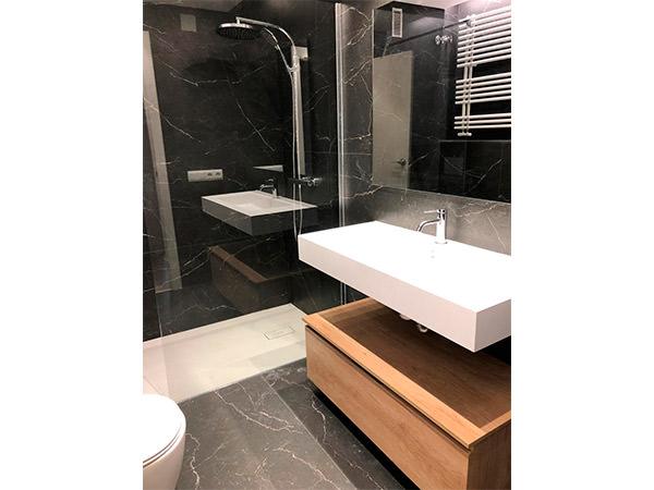 Reforma de baño con lavabo en Solid Surface y azulejos imitación mármol - Contemporánea