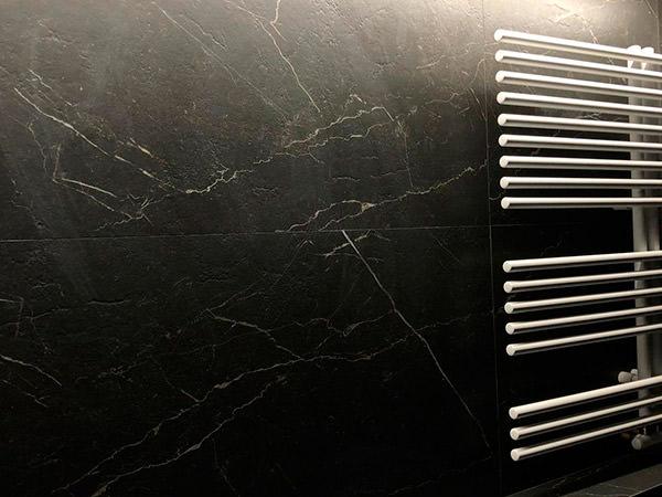 Reforma de baño con lavabo en Solid Surface y azulejos imitación mármol - Contemporánea