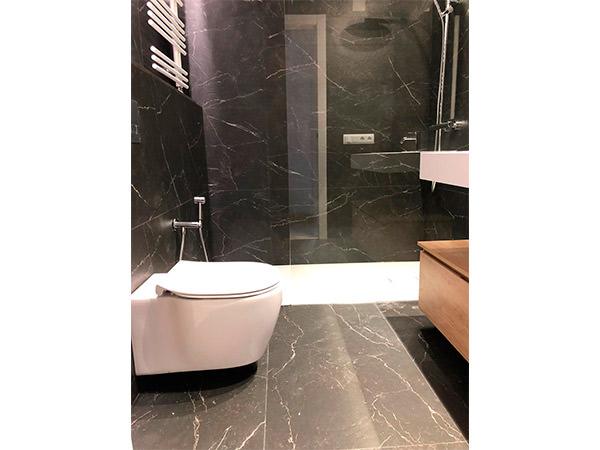 Reforma de baño con lavabo en Solid Surface y azulejos imitación mármol - Contemporánea