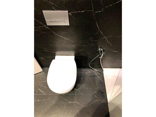 Reforma de baño con lavabo en Solid Surface y azulejos imitación mármol - Contemporánea