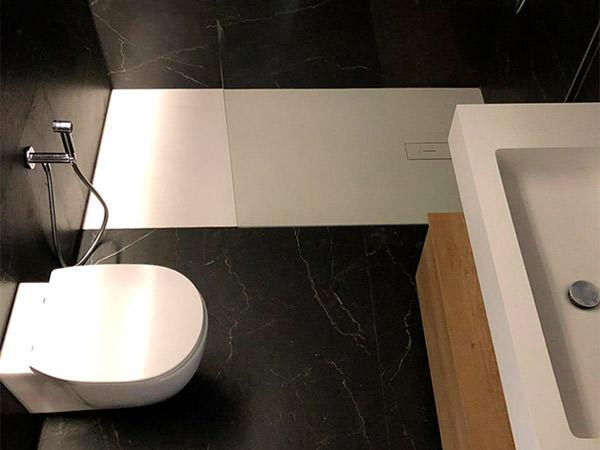 Reforma de baño con lavabo en Solid Surface y azulejos imitación mármol - Contemporánea