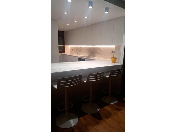 Reforma de cocina en Granollers total white con encimera en porcelánico imitación mármol - Contemporánea