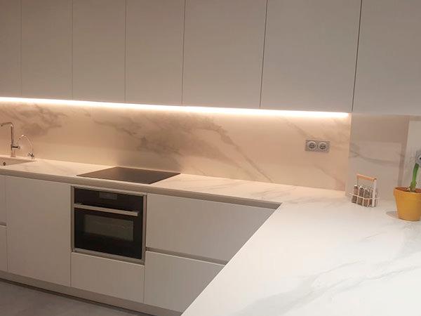 Reforma de cocina en Granollers total white con encimera en porcelánico imitación mármol - Contemporánea