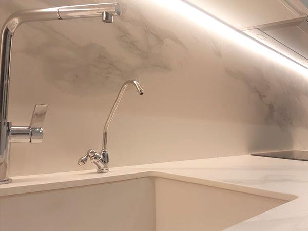 Reforma de cocina en Granollers total white con encimera en porcelánico imitación mármol - Contemporánea