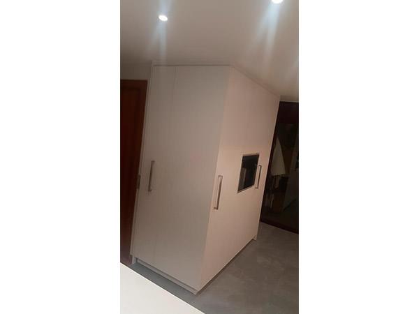 Reforma de cocina en Granollers total white con encimera en porcelánico imitación mármol - Contemporánea