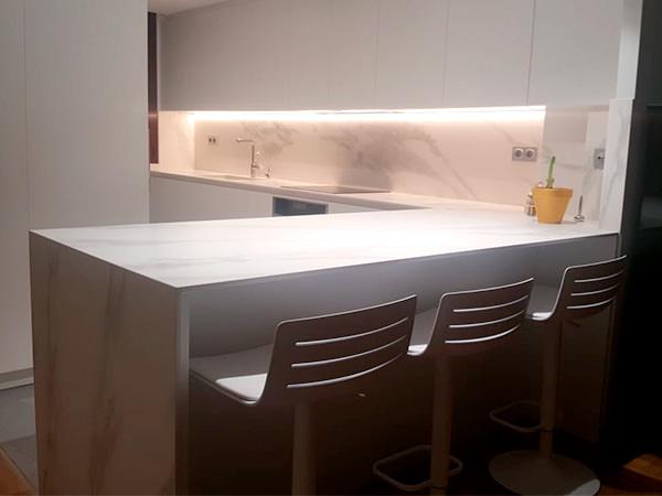 Reforma de cocina en Granollers total white con encimera en porcelánico imitación mármol - Contemporánea