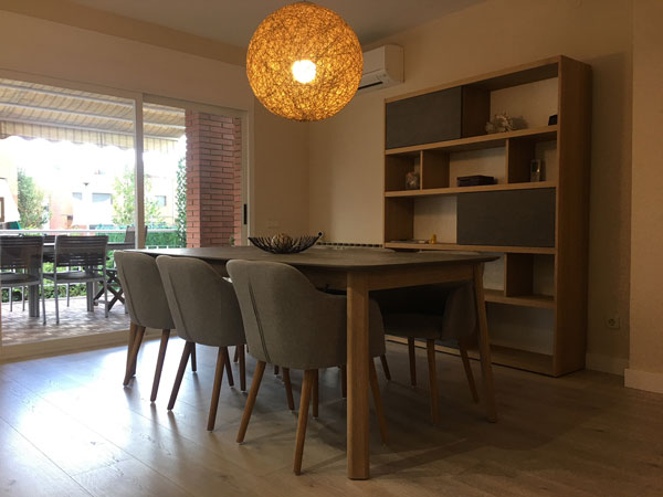 Mobiliario Pilma y lámpara suspensión Loom para el comedor.
