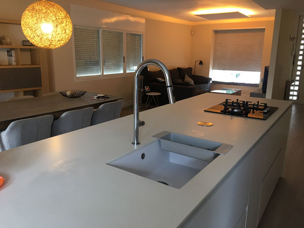 Encimera blanca en porcelánico Neolith