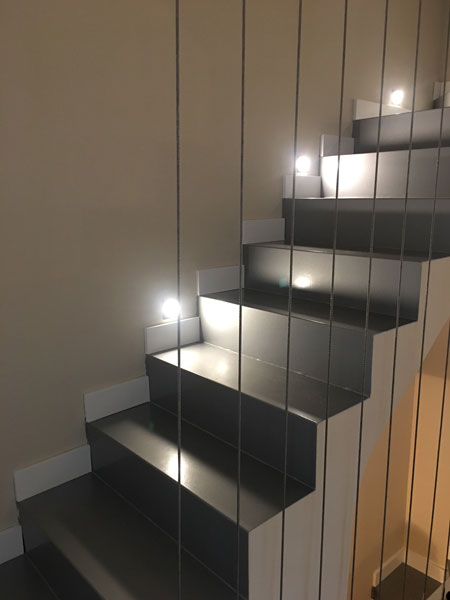 Escaleras con tensores de acero y luces led