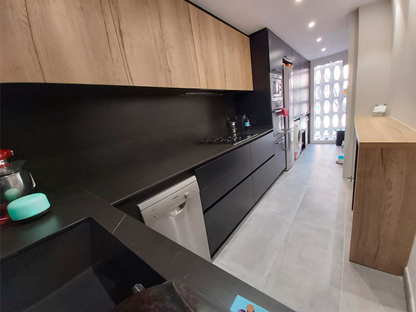 Reforma de cocina y baño en Granollers con mobiliario y revestimiento industrial