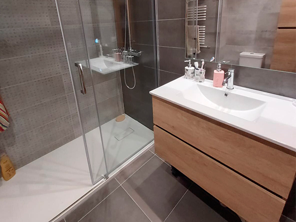 Reforma de cocina y baño en Granollers con mobiliario y revestimiento industrial