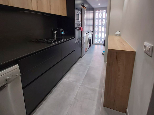 Reforma de cocina y baño en Granollers con mobiliario y revestimiento industrial