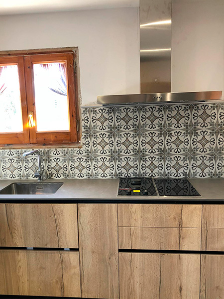 Reforma de cocina en Barcelona con el encanto rústico de la porcelana hidráulica