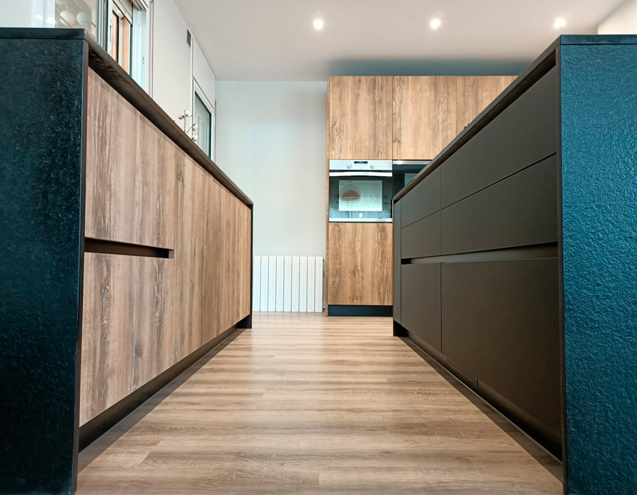 Espacio abierto e iluminación, claves de esta reforma integral de cocina en Granollers