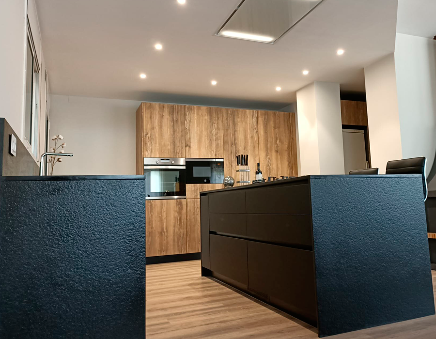 Espacio abierto e iluminación, claves de esta reforma integral de cocina en Granollers