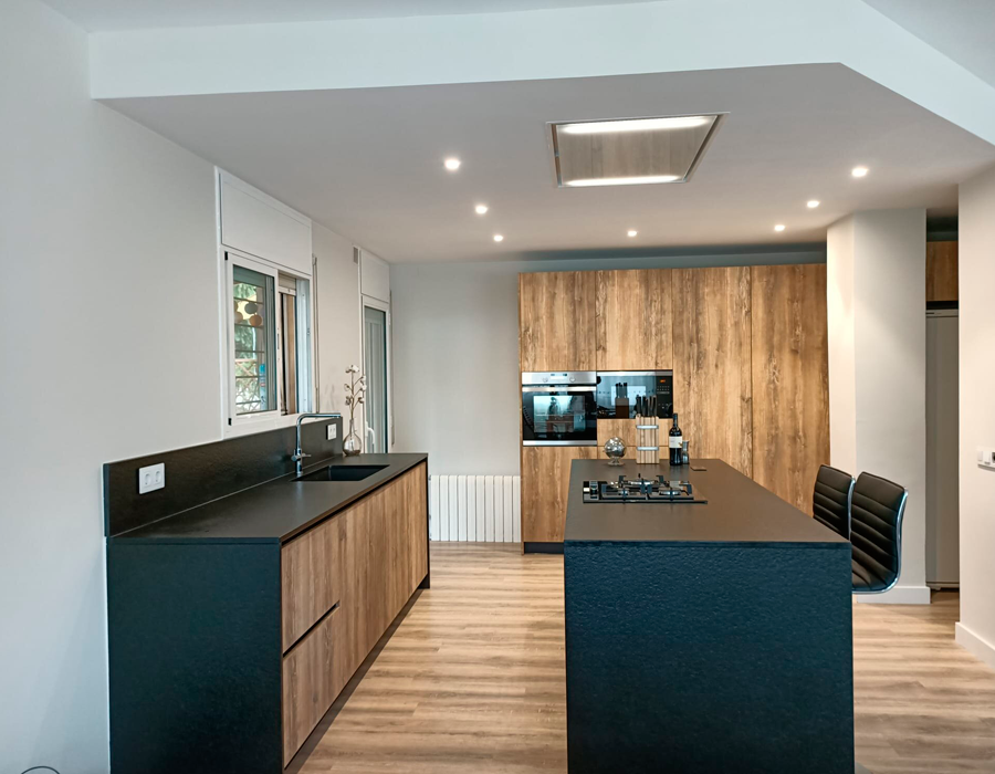 Espacio abierto e iluminación, claves de esta reforma integral de cocina en Granollers