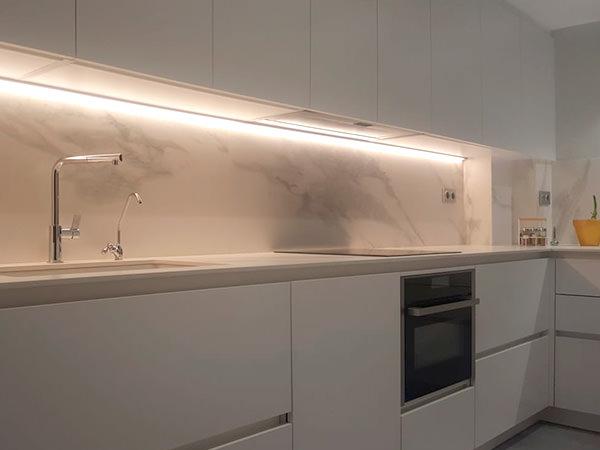 Reforma de cocina en Granollers con luces directas y mobiliario hecho a medida.