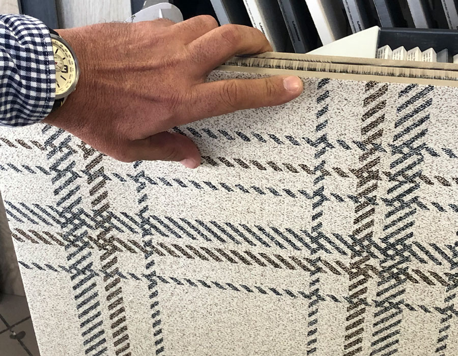 en nuestro showroom de decoración en Granollers contamos con una infinidad de opciones para combinar texturas increíbles y conseguir armonía e impacto visual en las paredes.