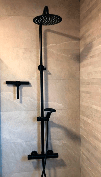 Reforma de baño en negro, Contemporánea Granollers