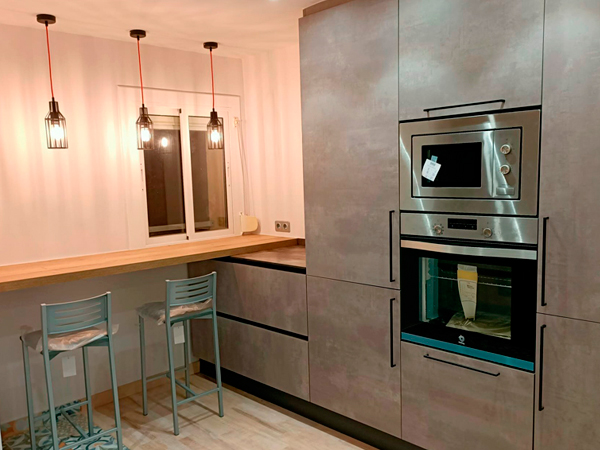 Reforma de cocina en gris cemento: modernidad y sofisticación