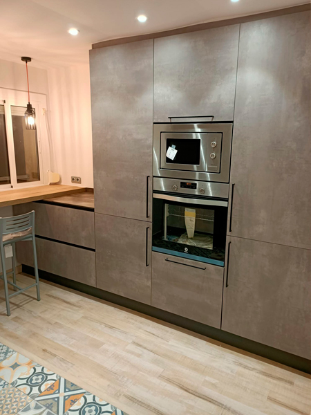 Reforma de cocina en gris cemento
